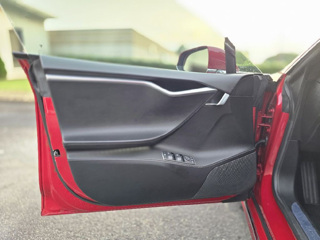 2016 Tesla Model S Image 35
