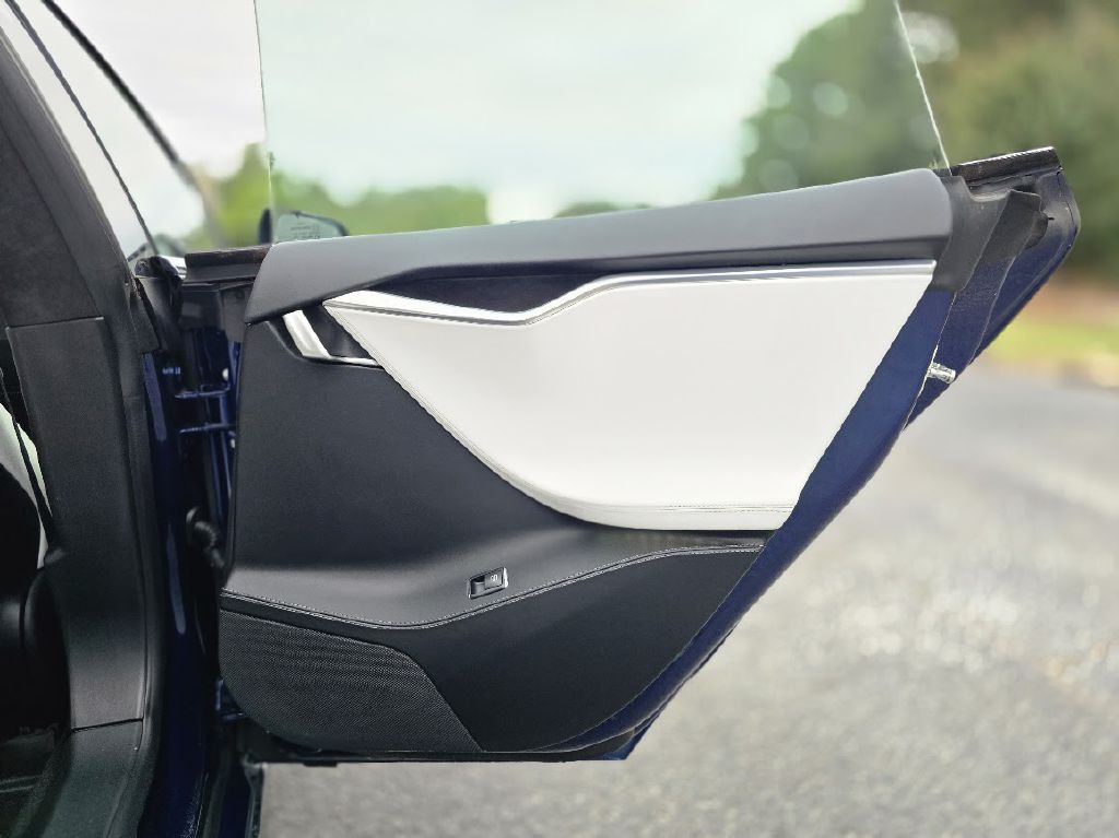 2017 Tesla Model S Image 34