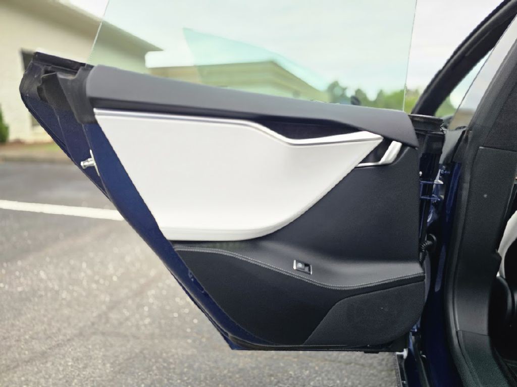 2017 Tesla Model S Image 35