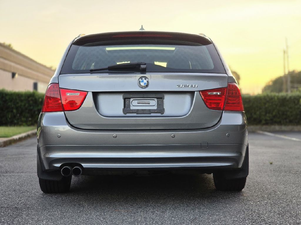2011 BMW 3 Series Image 8