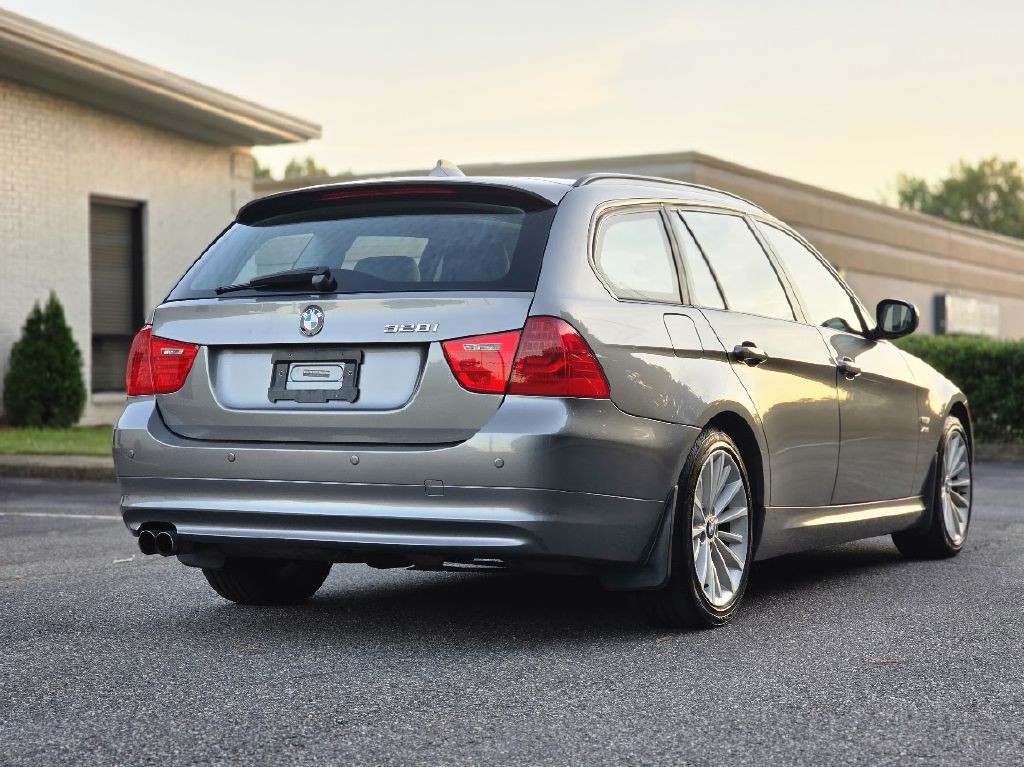 2011 BMW 3 Series Image 9
