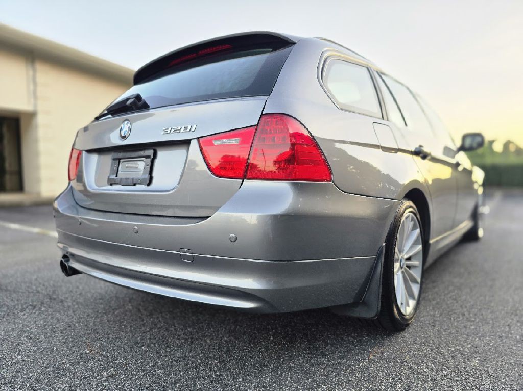 2011 BMW 3 Series Image 10
