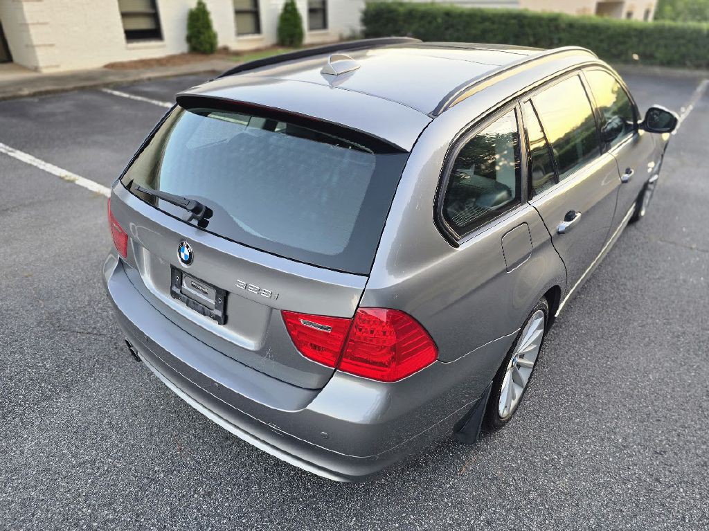 2011 BMW 3 Series Image 11