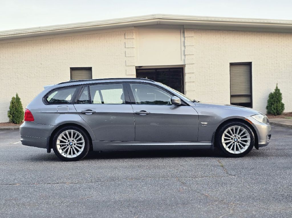 2011 BMW 3 Series Image 12