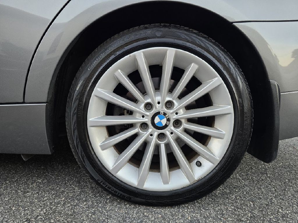 2011 BMW 3 Series Image 19