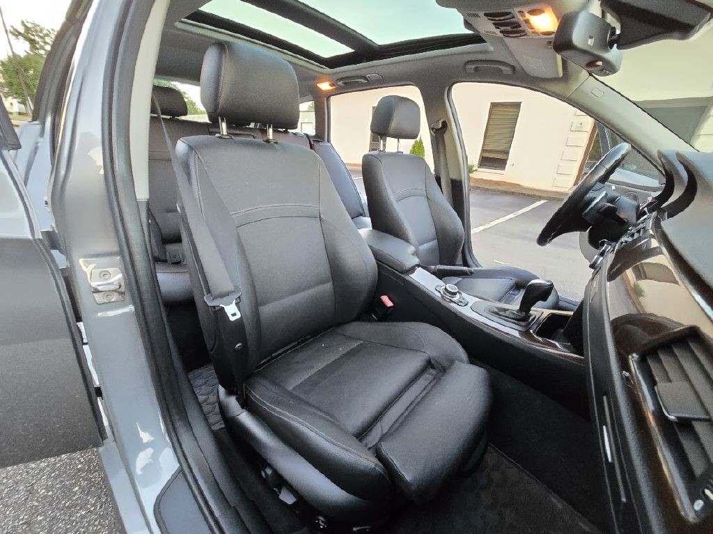 2011 BMW 3 Series Image 23