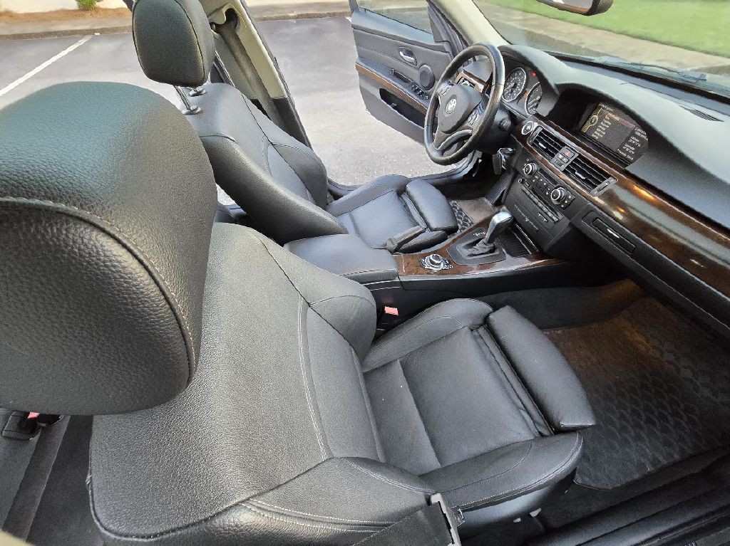 2011 BMW 3 Series Image 24