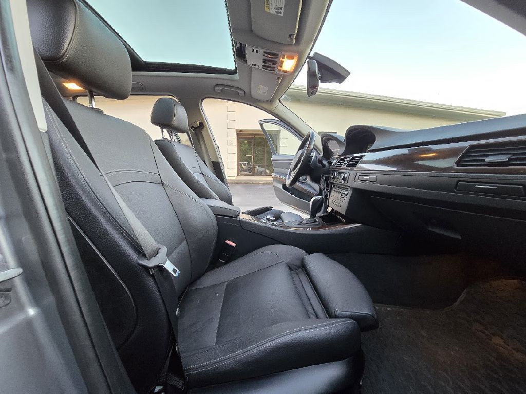 2011 BMW 3 Series Image 25