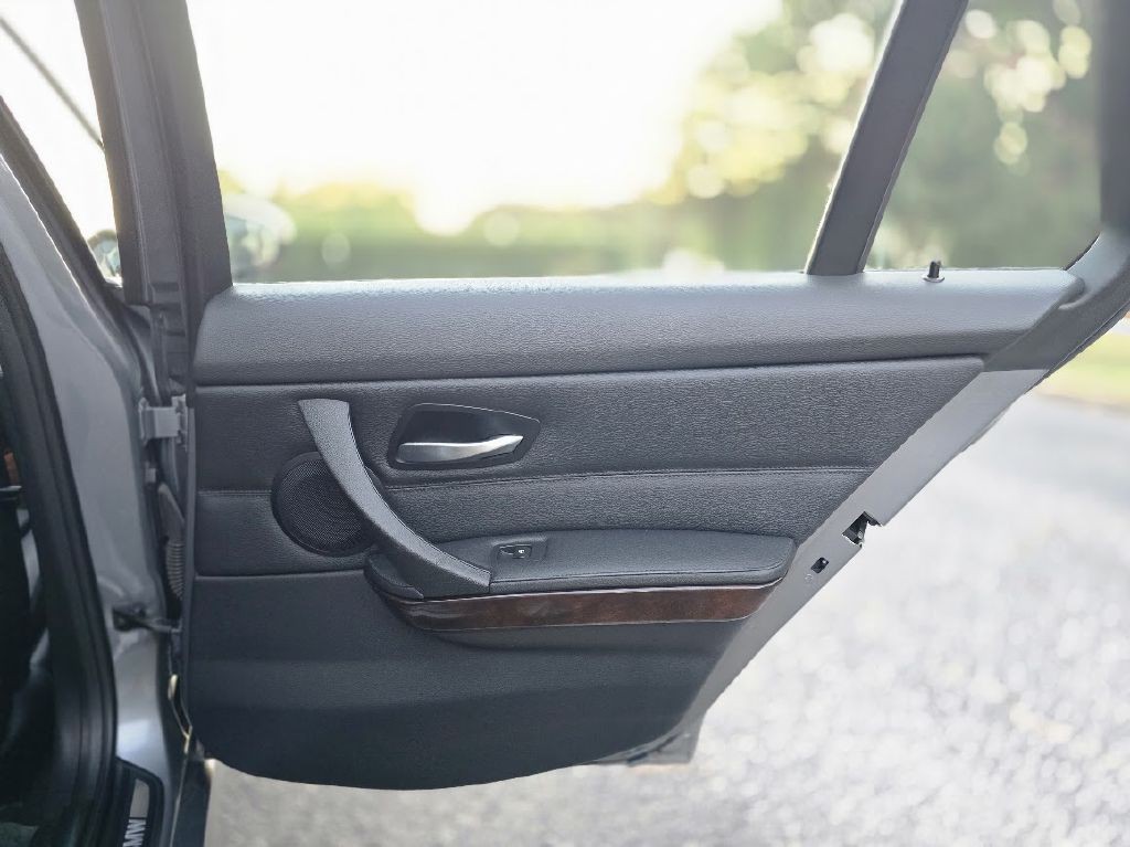 2011 BMW 3 Series Image 34