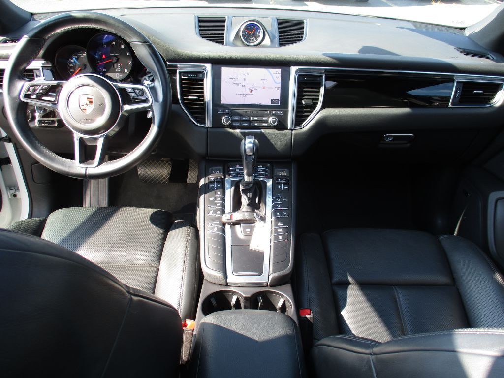 2017 Porsche Macan Image 16