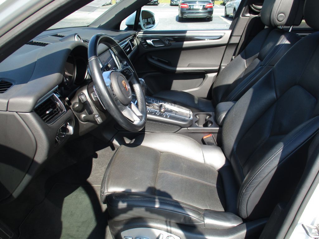 2017 Porsche Macan Image 17