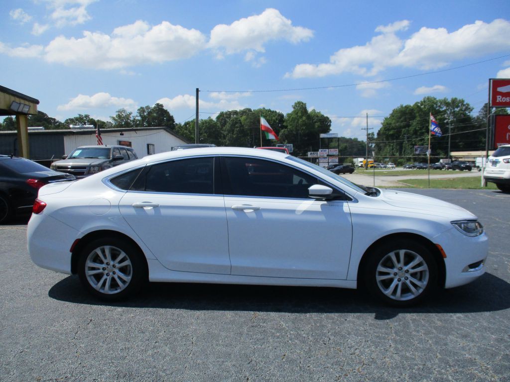 2016 Chrysler 200 Image 4