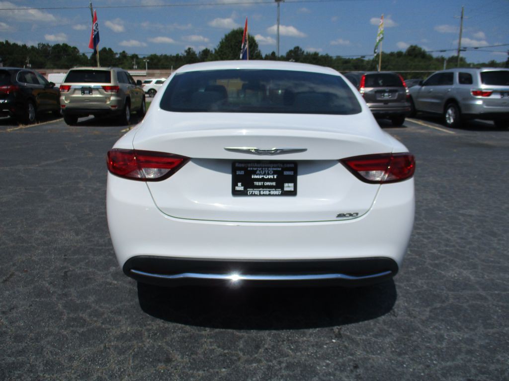 2016 Chrysler 200 Image 8