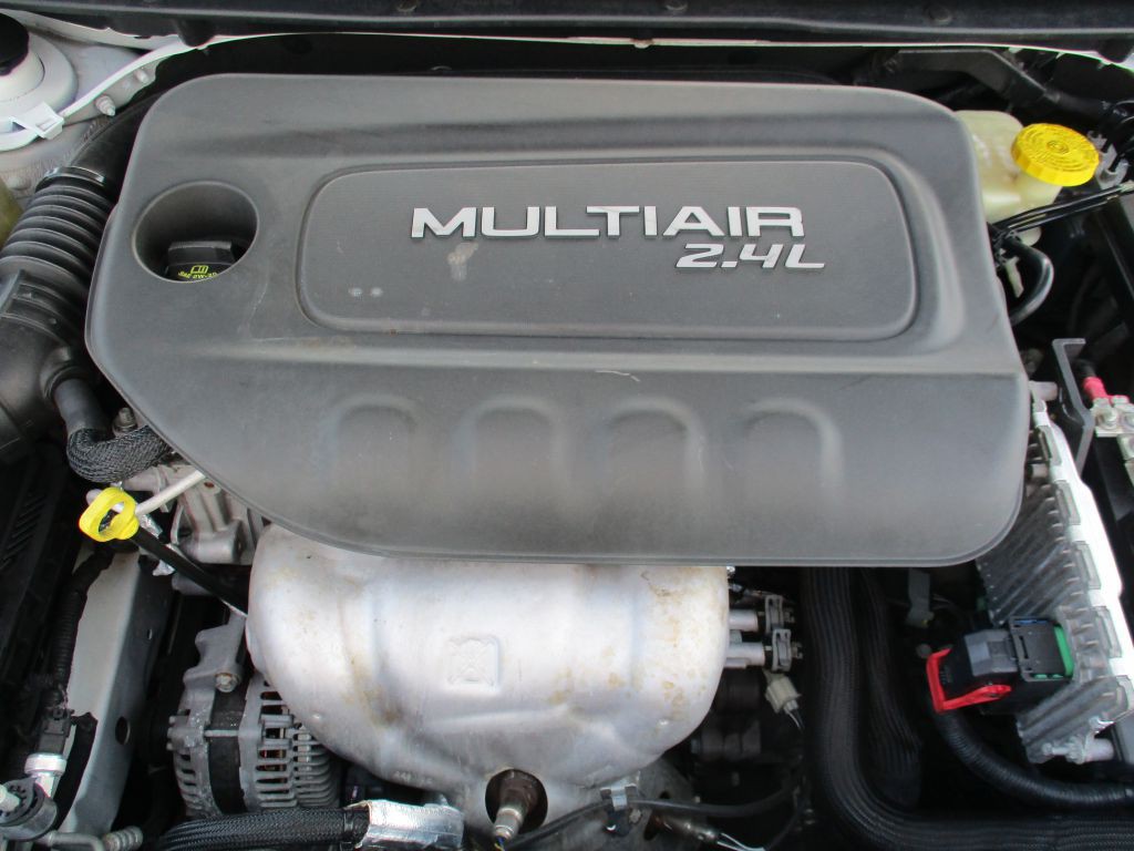 2016 Chrysler 200 Image 9