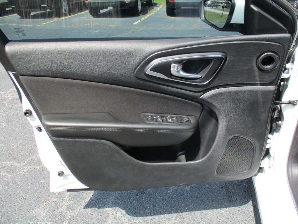 2016 Chrysler 200 Image 10