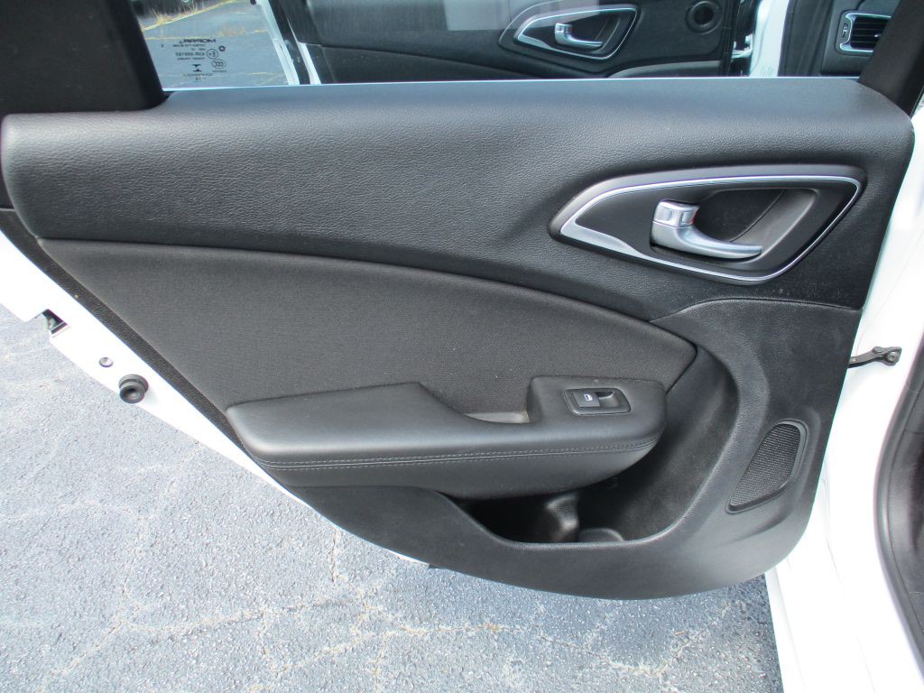 2016 Chrysler 200 Image 11