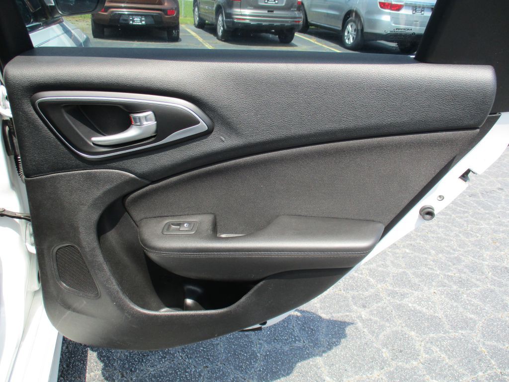 2016 Chrysler 200 Image 12
