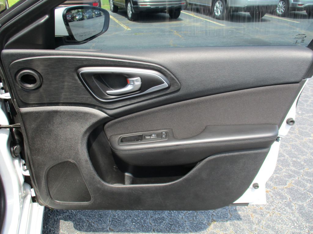 2016 Chrysler 200 Image 13