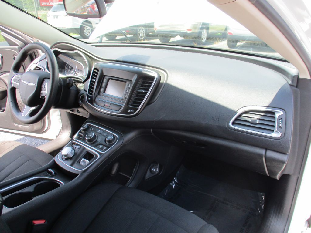 2016 Chrysler 200 Image 14