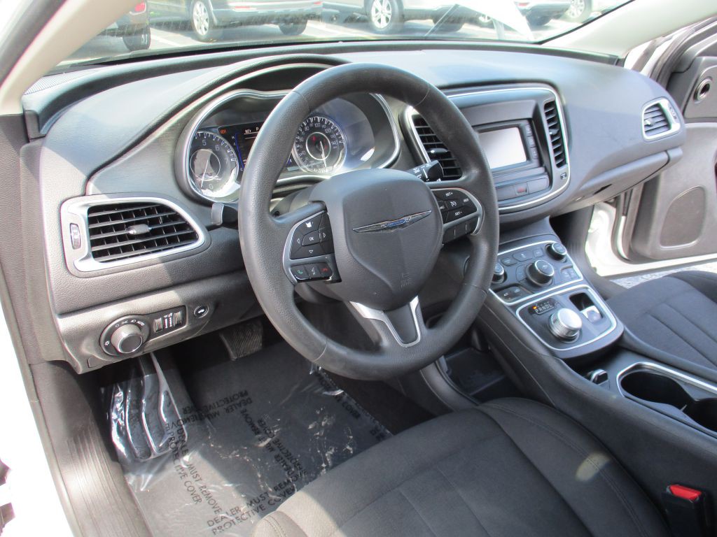 2016 Chrysler 200 Image 15