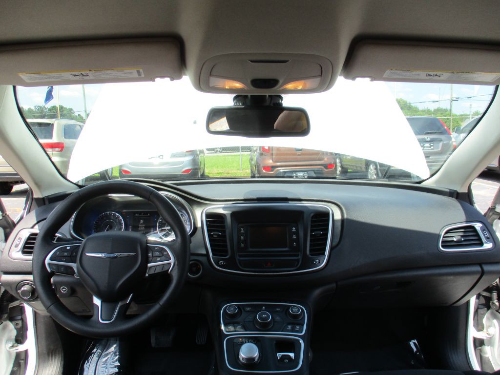 2016 Chrysler 200 Image 18