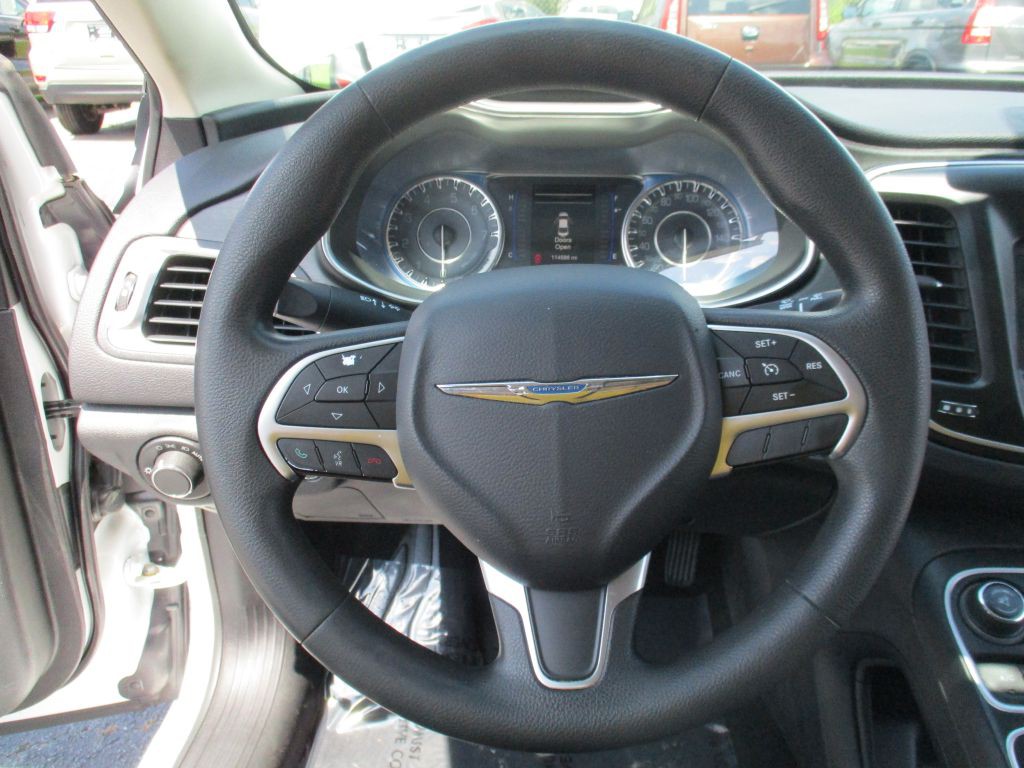 2016 Chrysler 200 Image 22