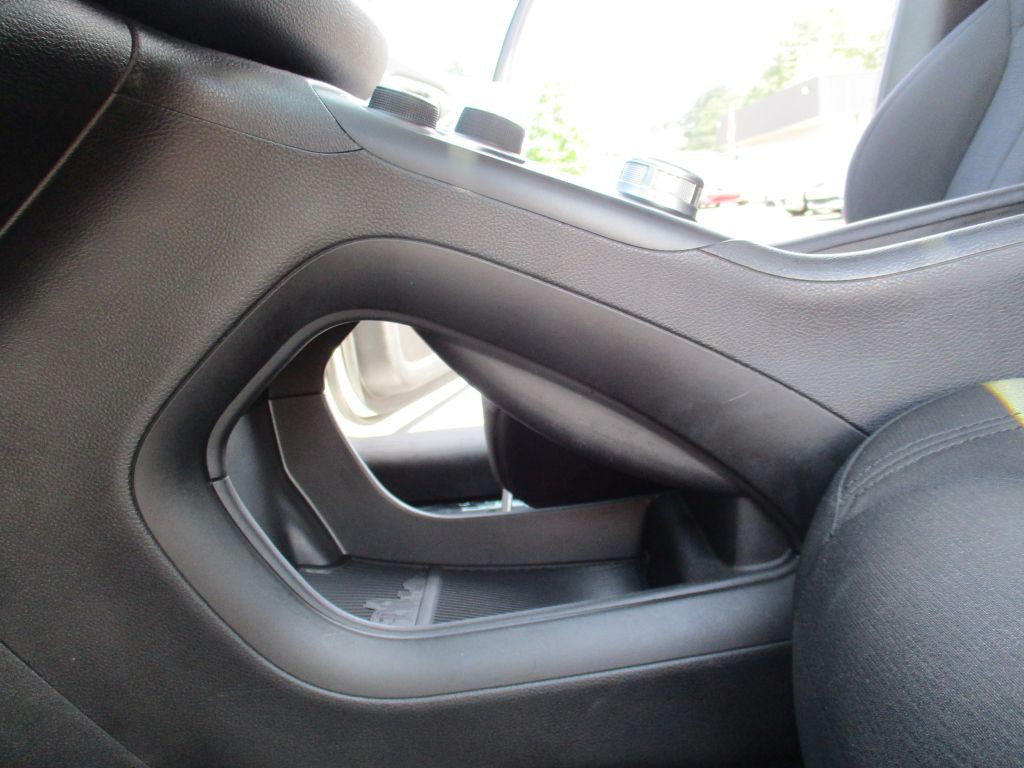 2016 Chrysler 200 Image 25