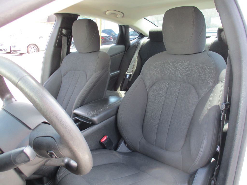 2016 Chrysler 200 Image 26