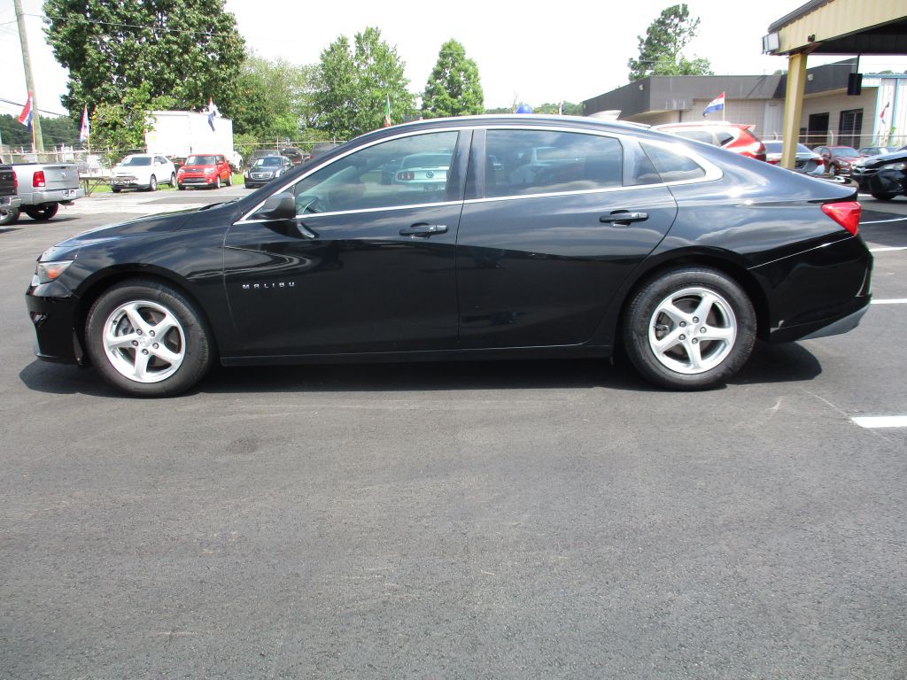 2017 Chevrolet Malibu Image 2