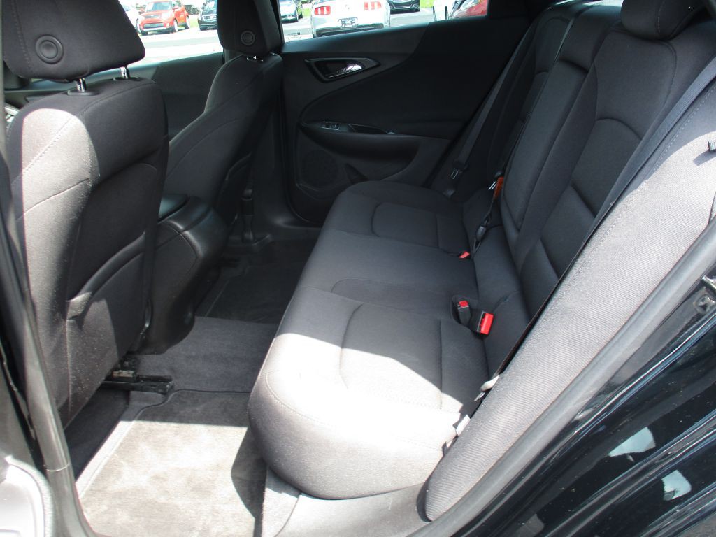 2017 Chevrolet Malibu Image 18