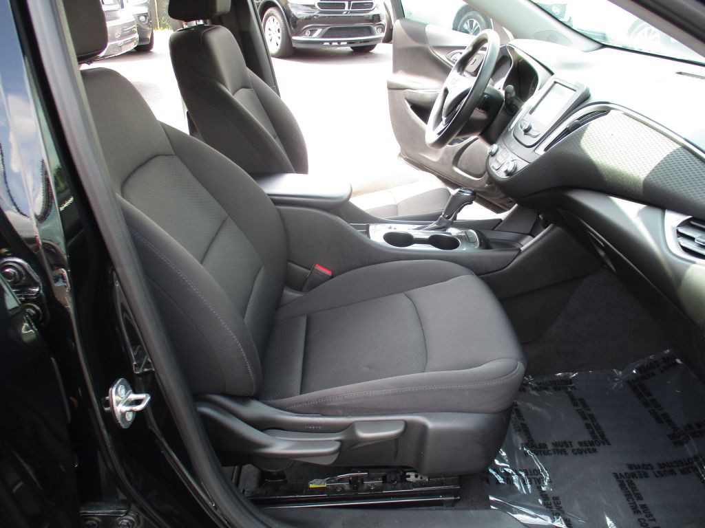 2017 Chevrolet Malibu Image 20