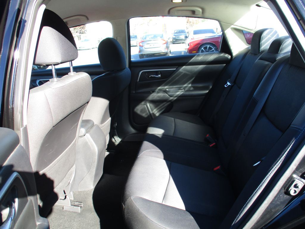 2016 Nissan Altima Image 18
