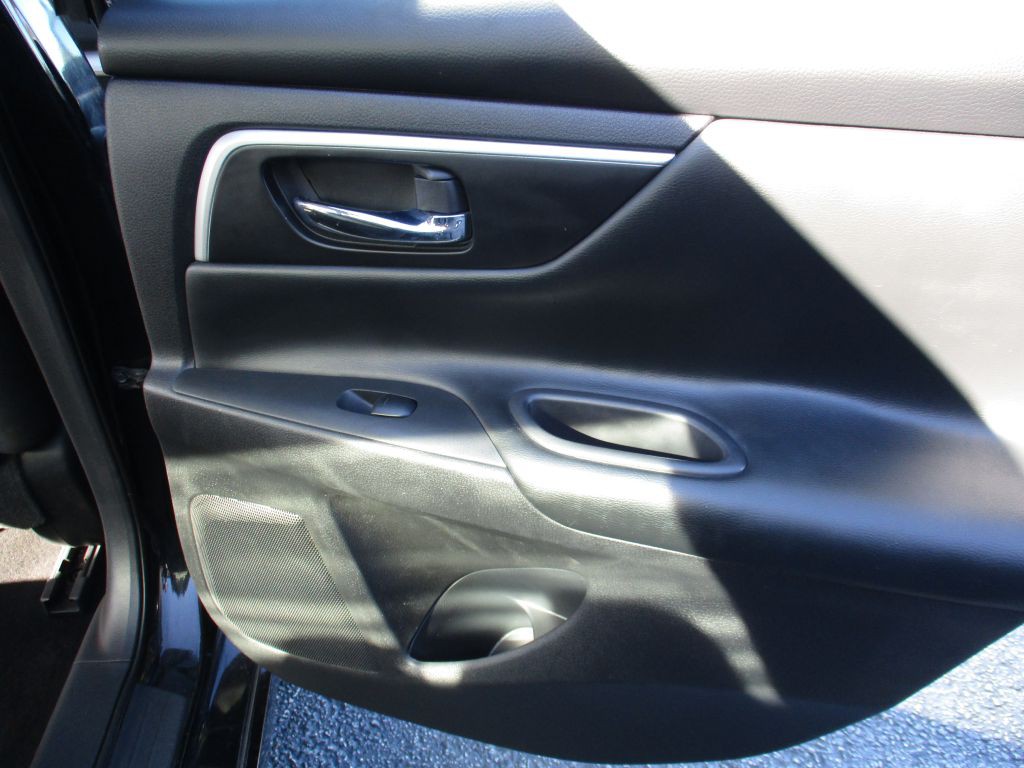 2016 Nissan Altima Image 23