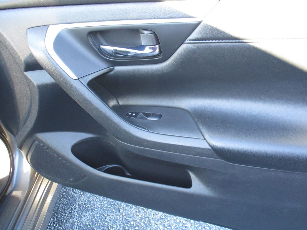 2017 Nissan Altima Image 24