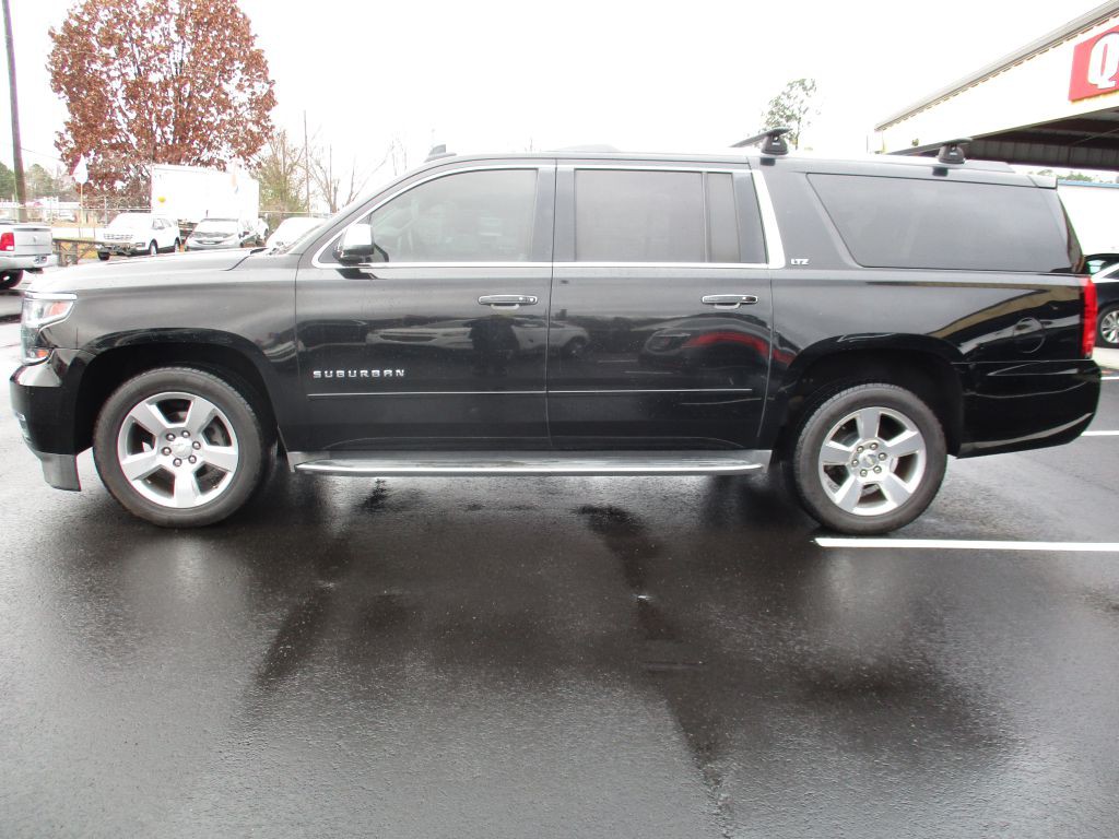 2016 Chevrolet Suburban Image 2