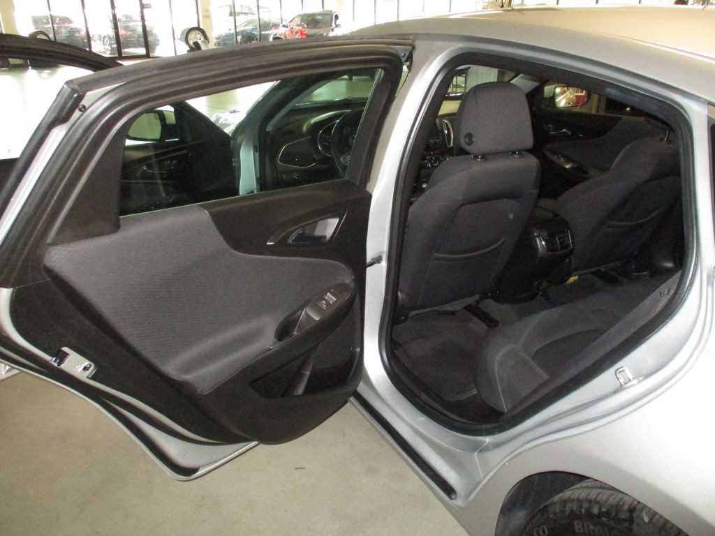 2017 Chevrolet Malibu Image 10