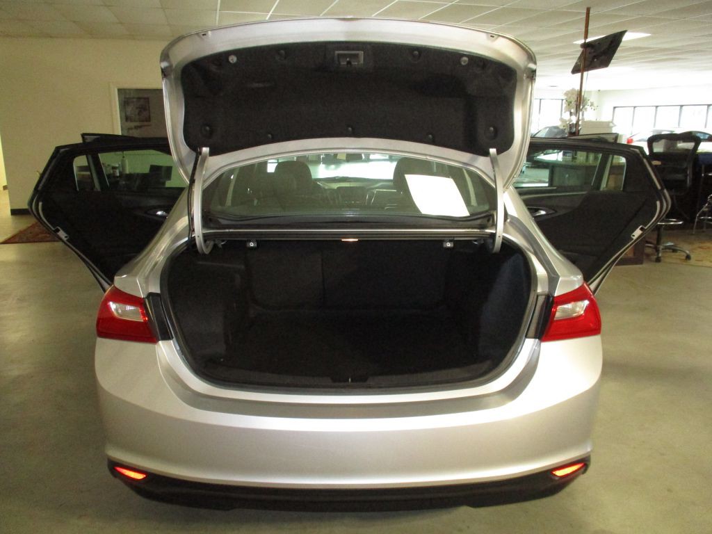 2017 Chevrolet Malibu Image 11