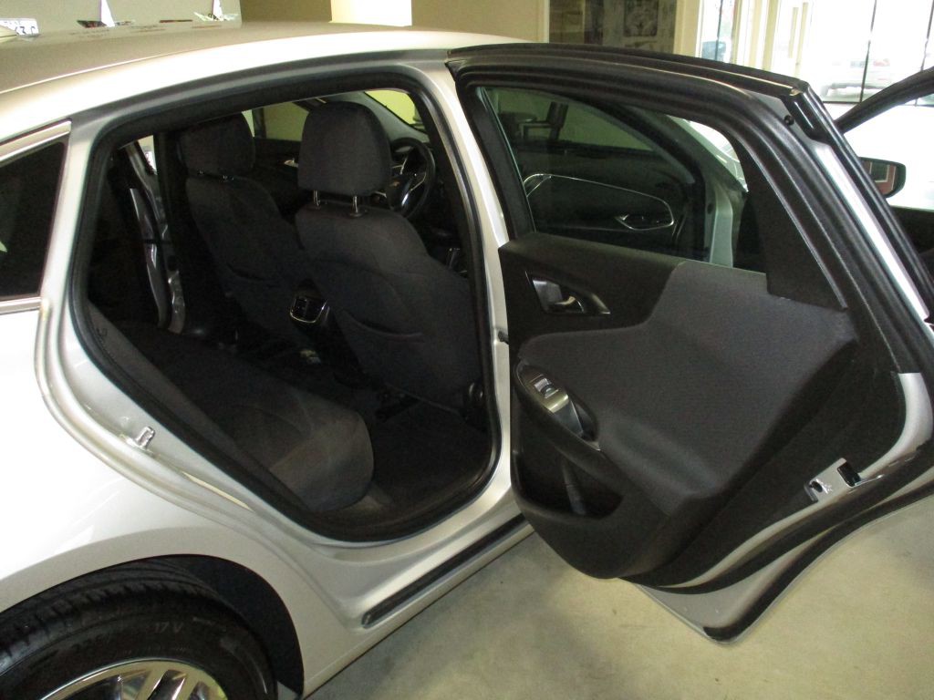 2017 Chevrolet Malibu Image 12