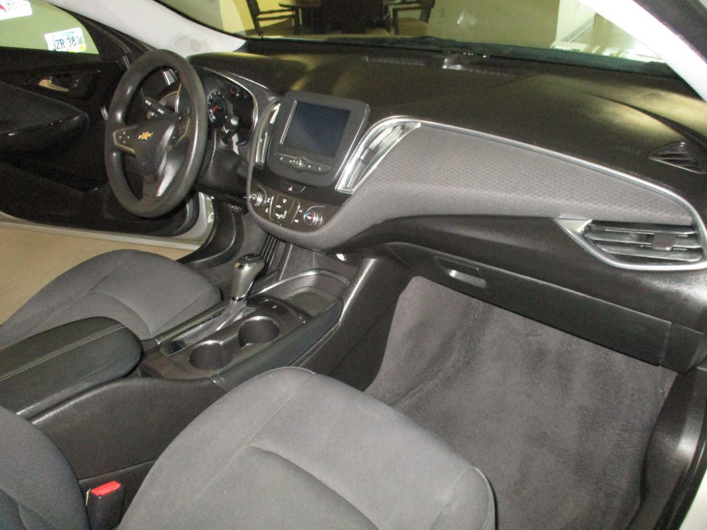 2017 Chevrolet Malibu Image 16