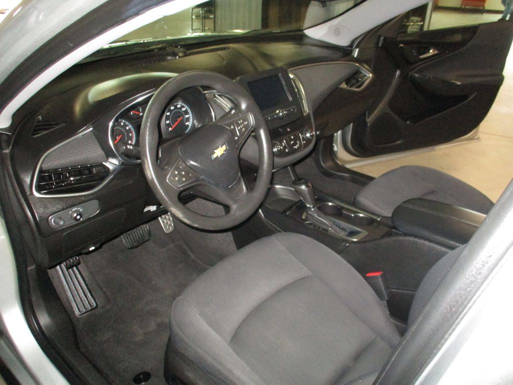 2017 Chevrolet Malibu Image 18