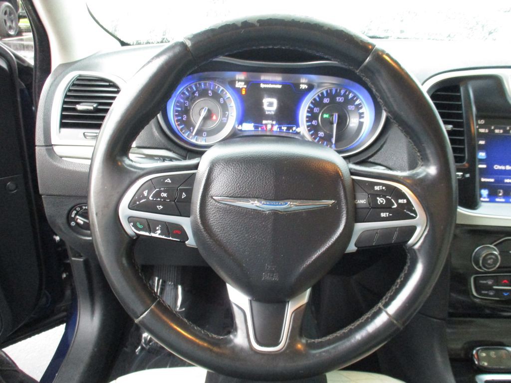 2015 Chrysler 300 Image 10
