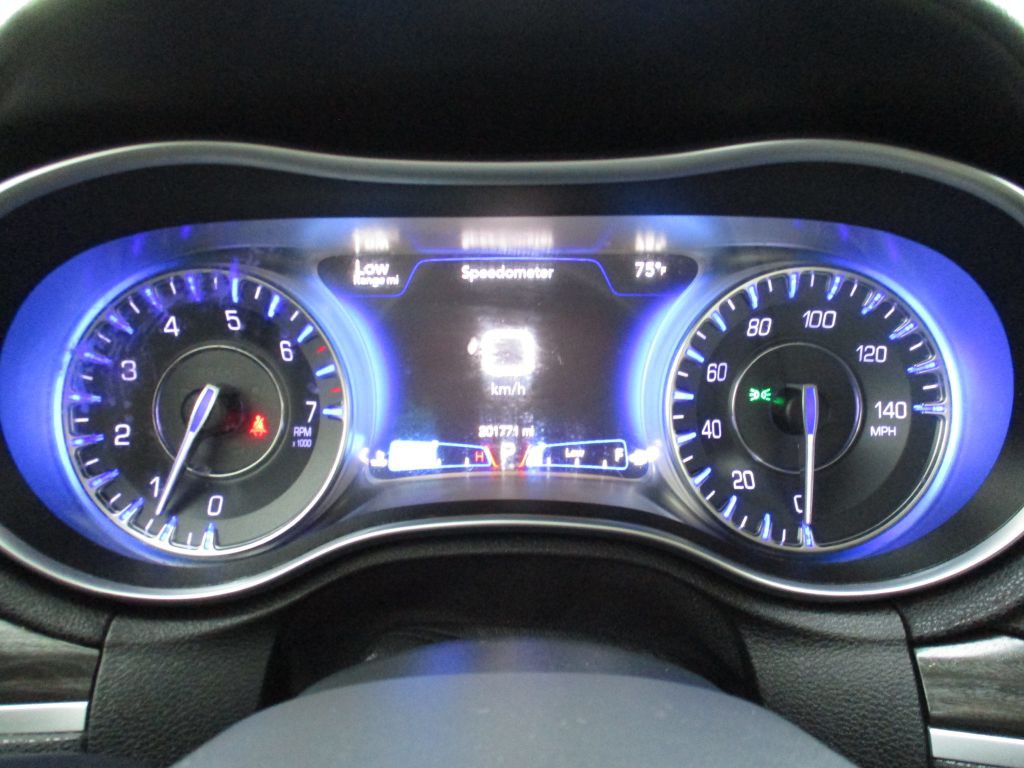 2015 Chrysler 300 Image 11