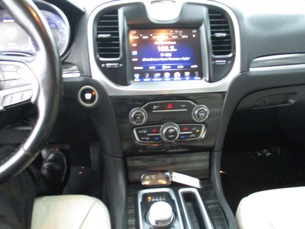 2015 Chrysler 300 Image 12