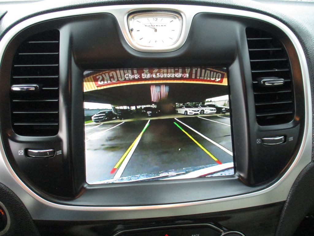 2015 Chrysler 300 Image 13