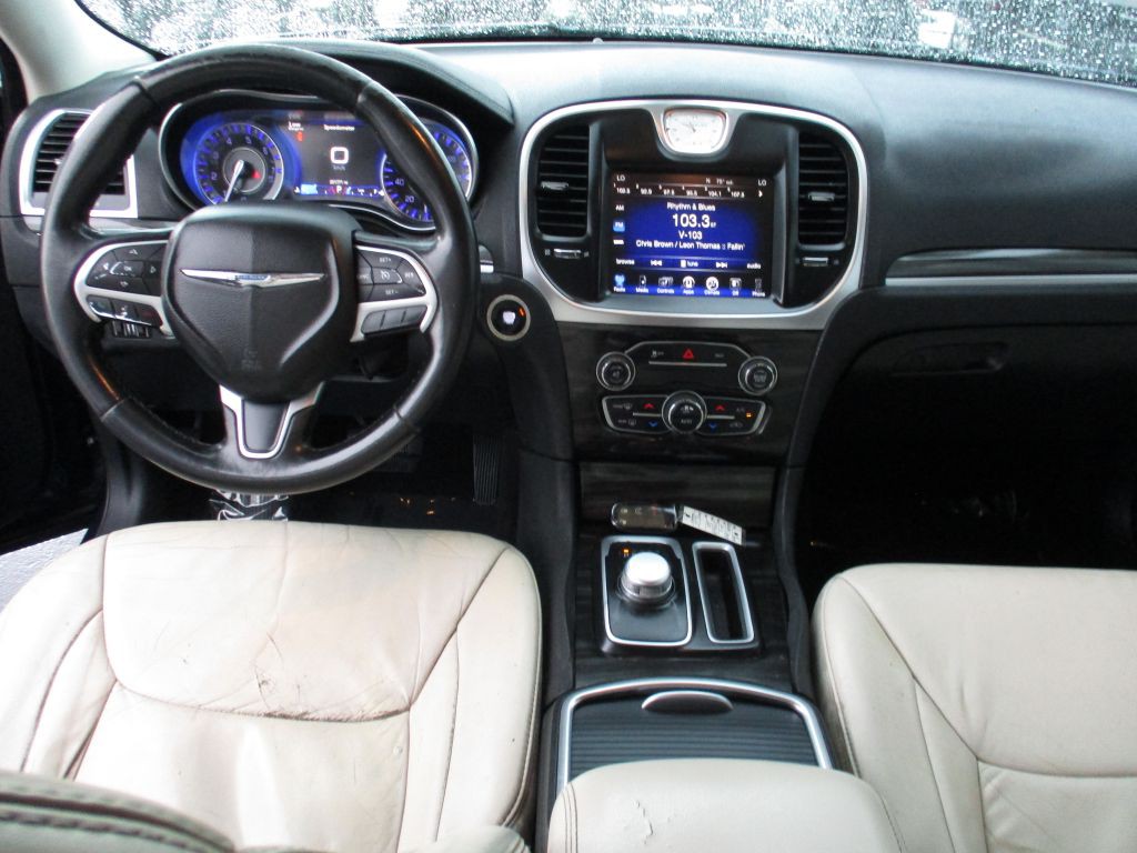 2015 Chrysler 300 Image 15
