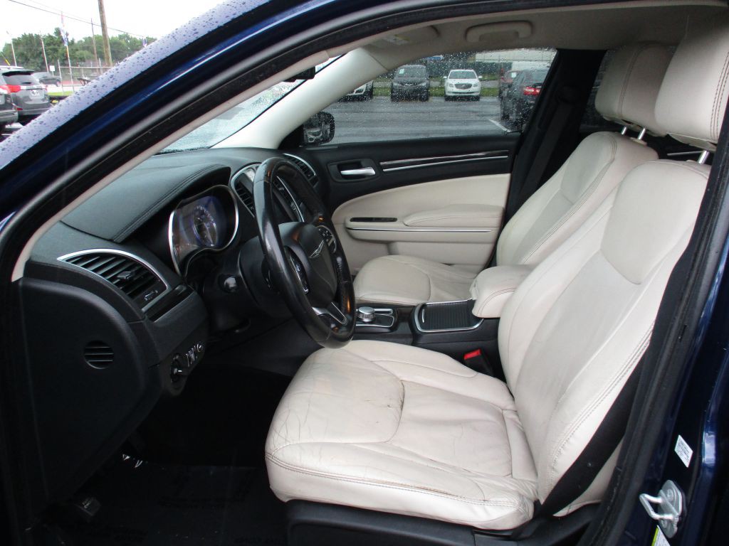 2015 Chrysler 300 Image 16