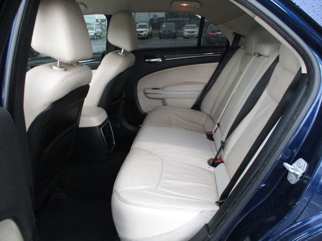 2015 Chrysler 300 Image 17