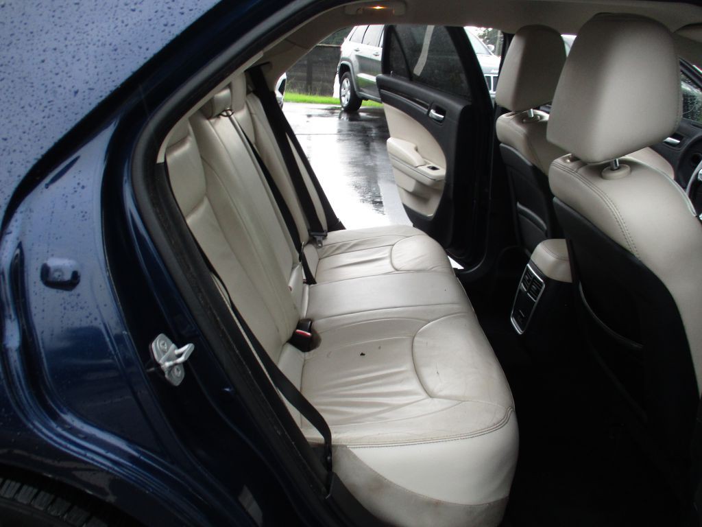 2015 Chrysler 300 Image 18