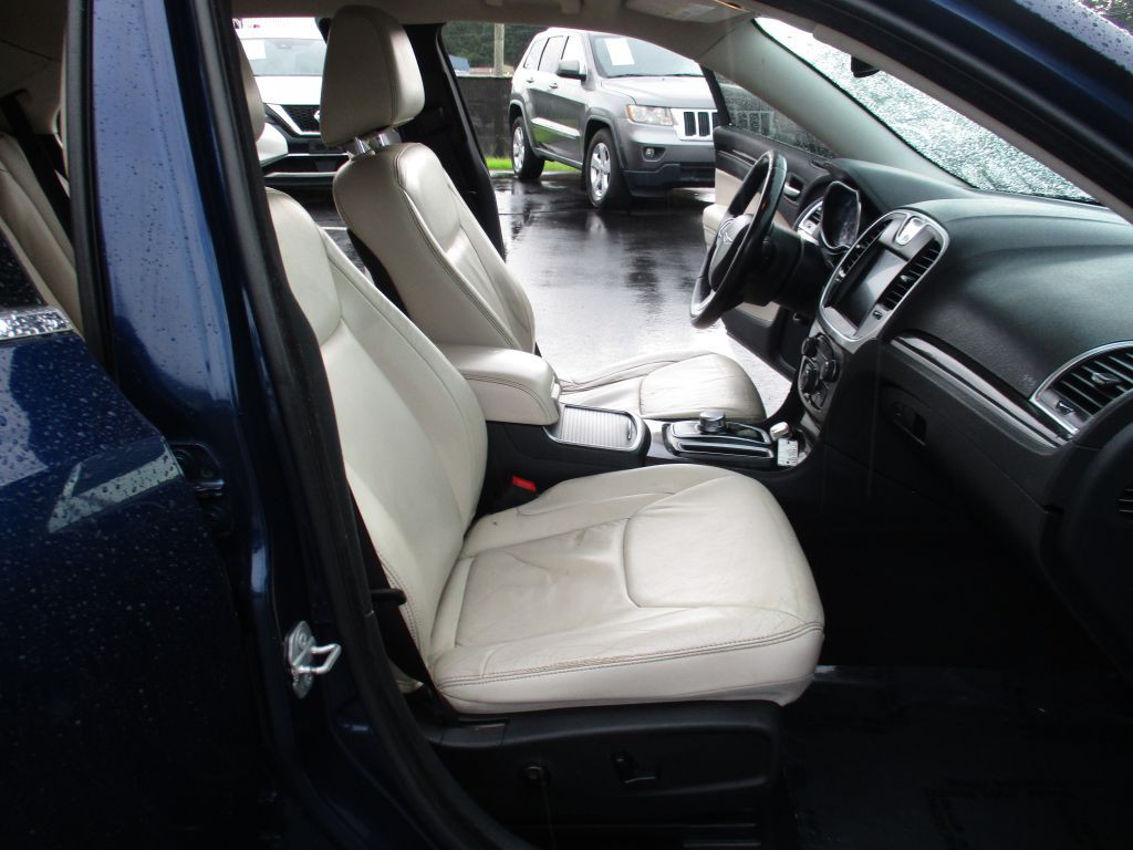 2015 Chrysler 300 Image 19