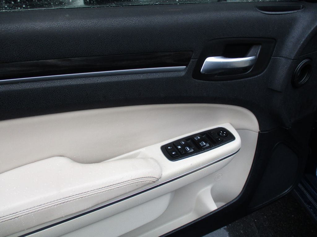 2015 Chrysler 300 Image 20